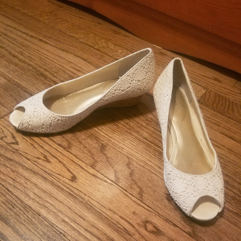 Open-toed Lace wedges
